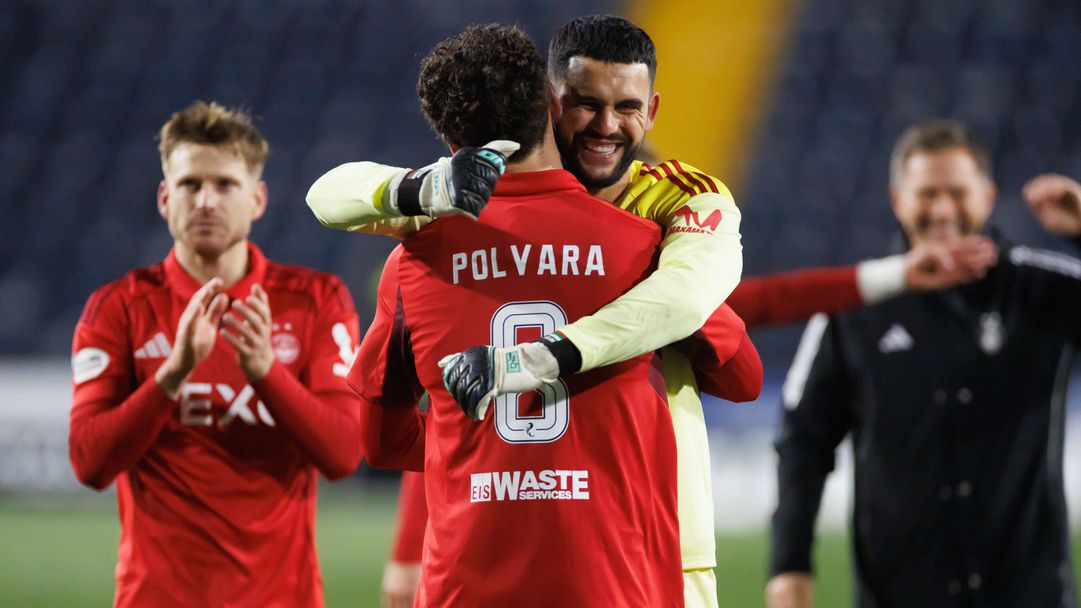 Абърдийн записа победа във второ поредно гостуване и се изкачи до десетото място, Митов с важно спасяване