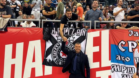 Фенове "нападнаха" Божинов за снимки, най-интересното от мача Апоел - Партизан със Sportal.bg