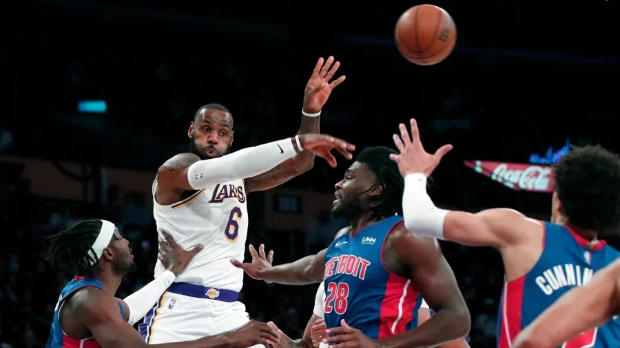 Леброн заби 33 точки, а Лейкърс надделя над Детройт