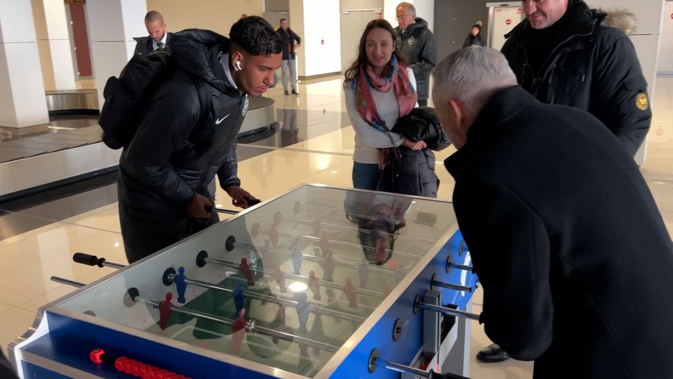 Футболистите на Лудогорец се забавляват на летището в Братислава, Секо играе на джага с президента Александров