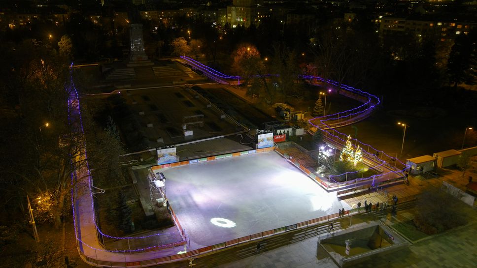 Леденият парк на "Орлов мост" в София отваря врати