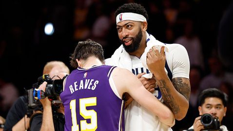 Остин Рийвс и Дончич се разправиха с Далас при завръщането на Антъни Дейвис