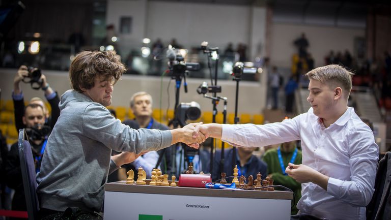 Норвежкият шахматист Магнус Карлсен закъсня за първата партия от Световното