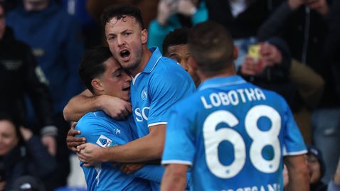 Лукаку пропусна дузпа, но Наполи пречупи предпоследния и се изравни с Аталанта на върха