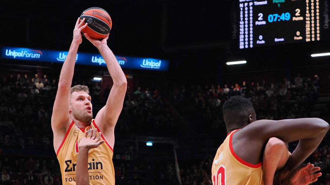 Везенков и Олимпиакос се изпотиха срещу Промитеас