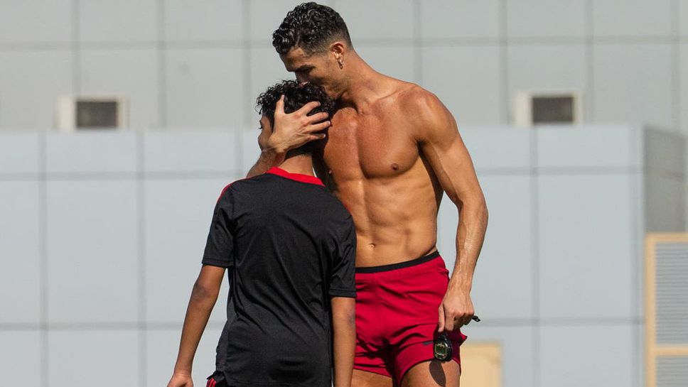 Кристиано показа мускули на тренировка със сина си