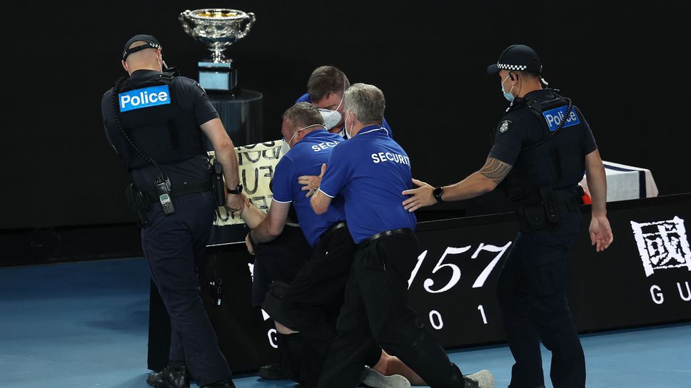 Фен нахлу на корта по време на финала между Медведев и Надал
