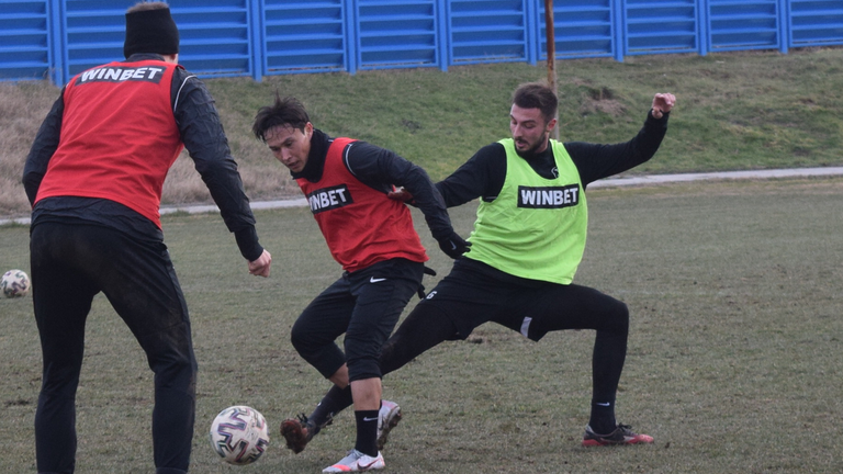 Представителният отбор на Локомотив (Пловдив) продължава с усилените тренировки на