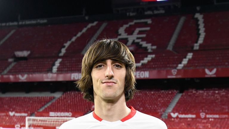 Ден преди затварянето на трансферния прозорец Севиля направи няколко любопитни