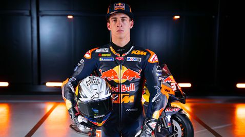 Феновете очакват победа от Акоста през 2025