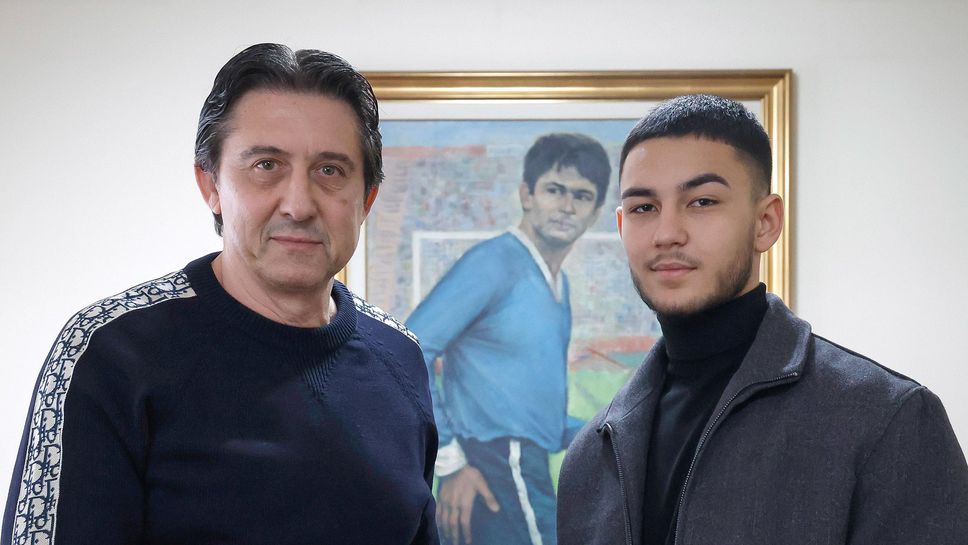 Юношата на ПФКЛевскиЕрнанАнгелов подписа професионален договор с родния клуб Контрактът