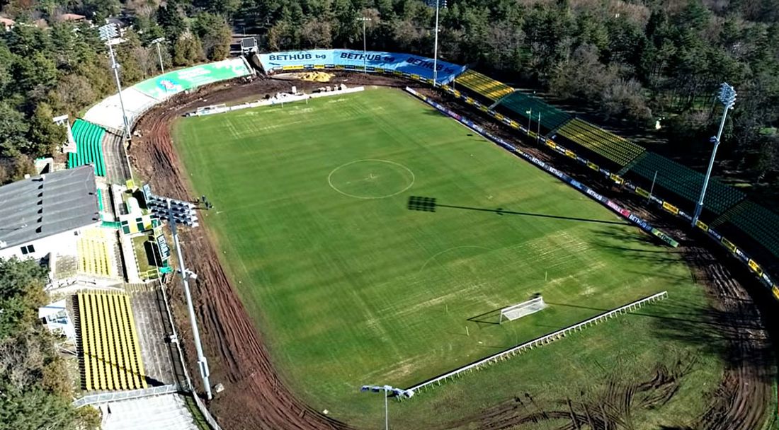 Полагат се последните кабели по осветлението на стадиона в Добрич