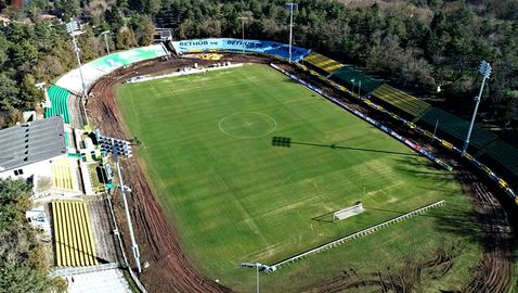 Полагат се последните кабели по осветлението на стадиона в Добрич