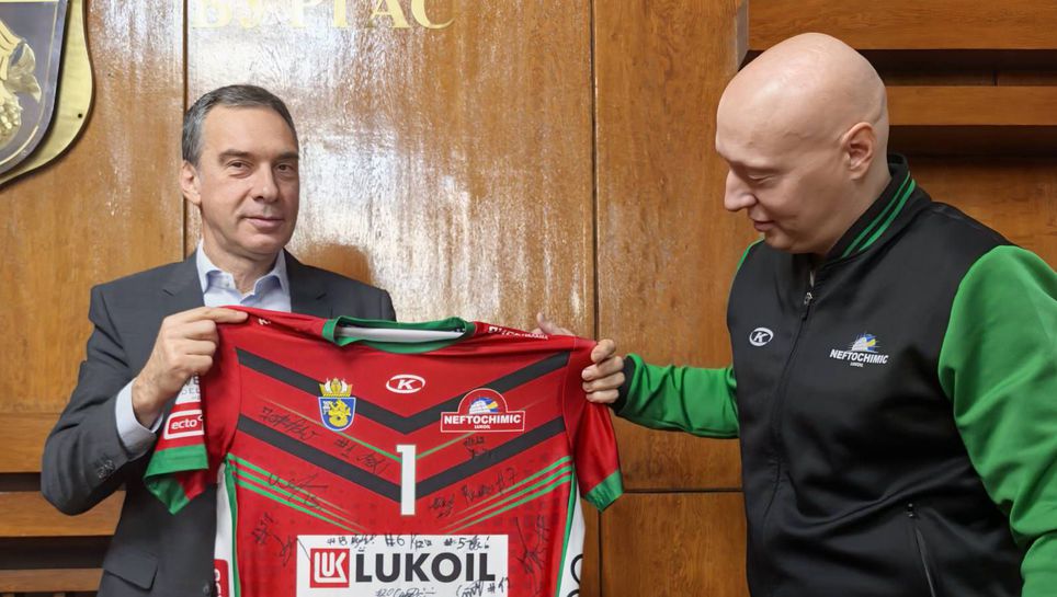 Кметът на Бургас Димитър Николов връчи Почетния знак на Общината