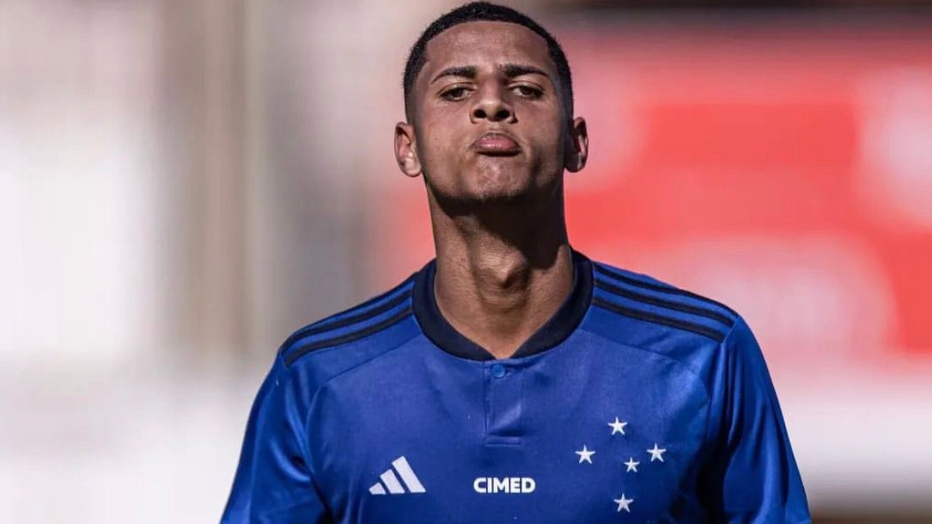 Крилото на Крузейро Фернандо е предпочело да премине в 14