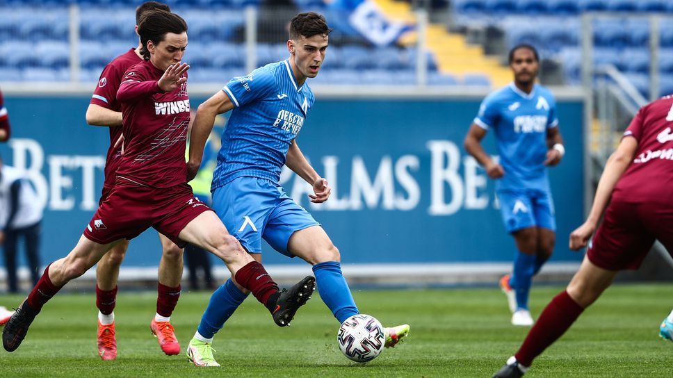 Пет гола между Левски и Септември, 16-годишен вкара за "сините", синът на Йовов дебютира