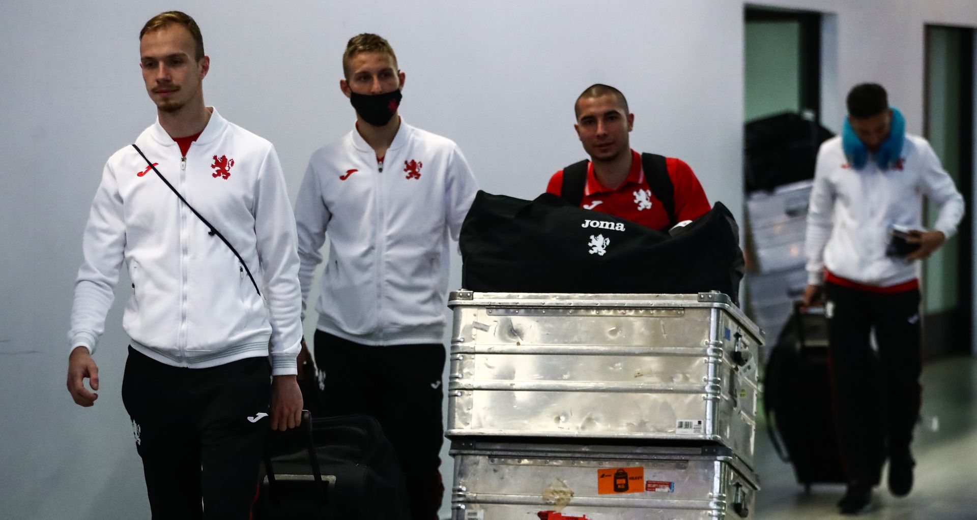 Младежките национали до 17 и 21 години се прибраха в България