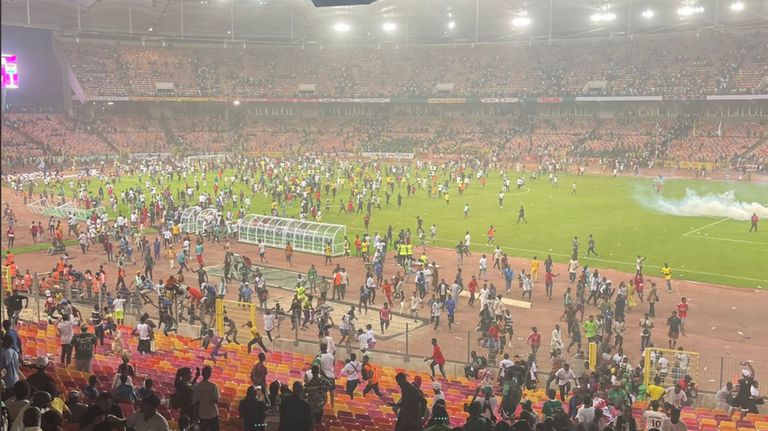 Грозни сцени и големи ексцесии на стадиона след неуспеха на Нигерия