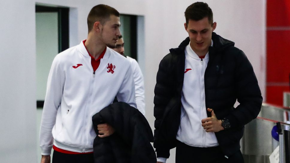 Младежките национали до 17 и 21 години се прибраха в България