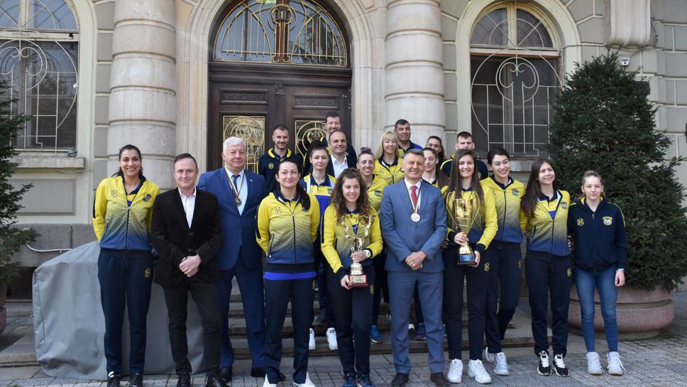 Кметът на Пловдив Здравко Димитров получи златен медал от волейболния тим на Марица