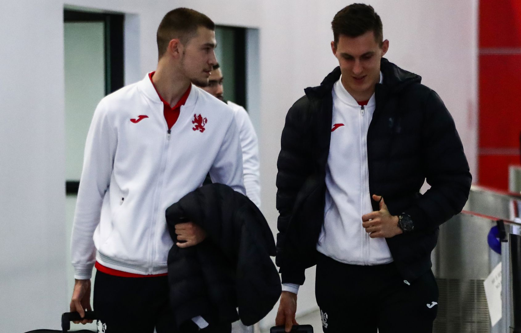 Младежките национали до 17 и 21 години се прибраха в България