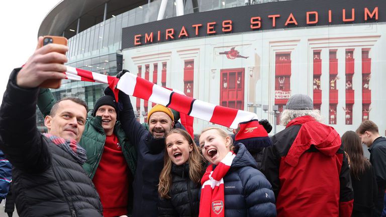 Феновете на Арсенал се готвят за празненства, билетите достигат шокиращи цифри