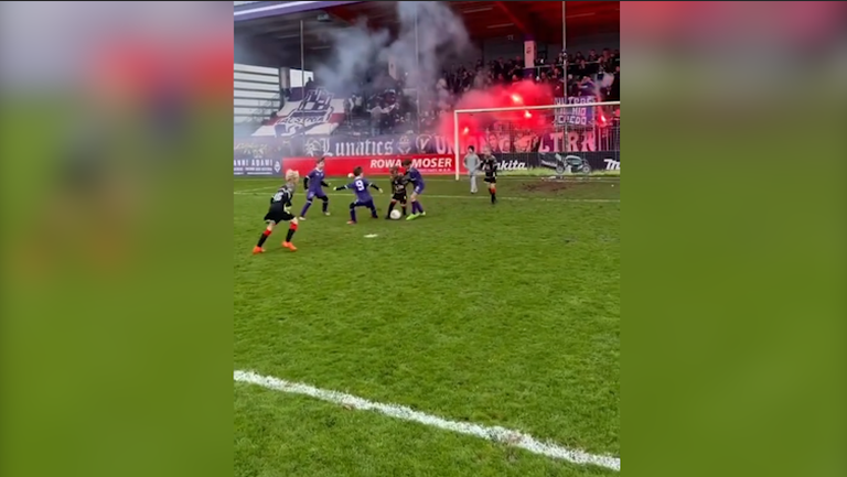 Ултраси на австрийски отбор надъхаха по уникален начин деца по време на мач
