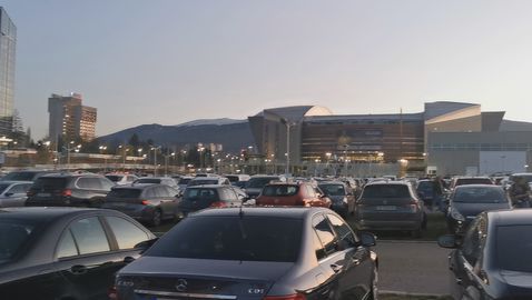 Препълнен паркинг на "Арена София" за галата на братя Пулеви