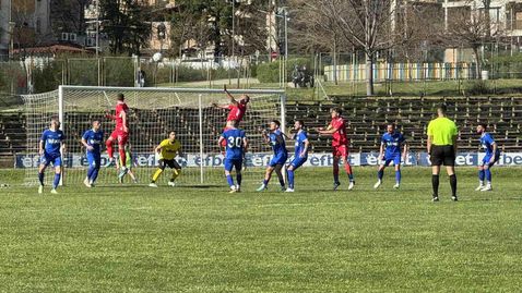 Спартак (Пловдив) спечели в Карлово с дузпа накрая, публиката готова да линчува съдиите