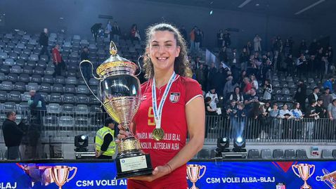 Моника Кръстева и Алба (Блаж) с Купата на Румъния