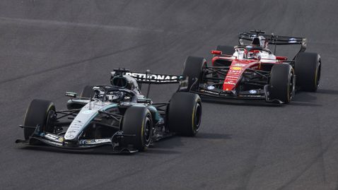 Как Джордж Ръсел се опита да излъже Шарл Леклер в спора за третото място на "Сузука"