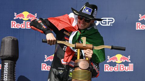 Бедзеки е третият пилот в модерната ера на MotoGP с пет поредни победи