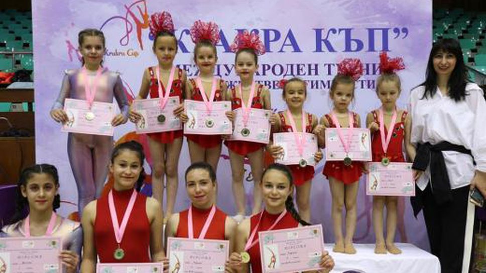 Състезателки от 15 клуба показват класа в турнира по художествена гимнастика "Кракра къп"