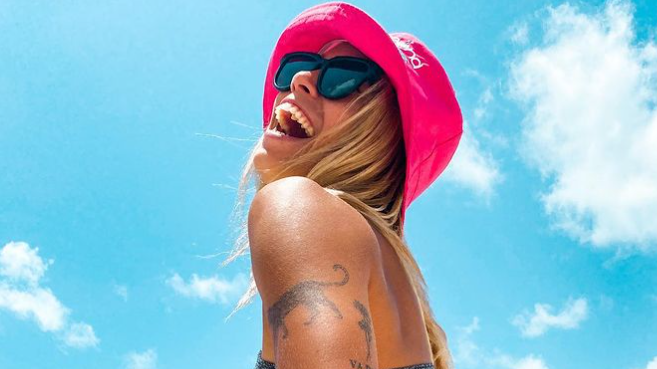 Гореща мексиканка смайва с тялото си по бански