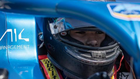 Никола Цолов дебютира с полпозишън във Формула 4