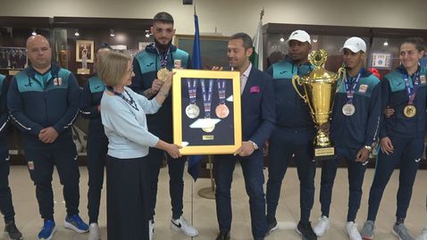 Националите дариха медали от ЕП по бокс на спортния музей след историческия успех в Белград
