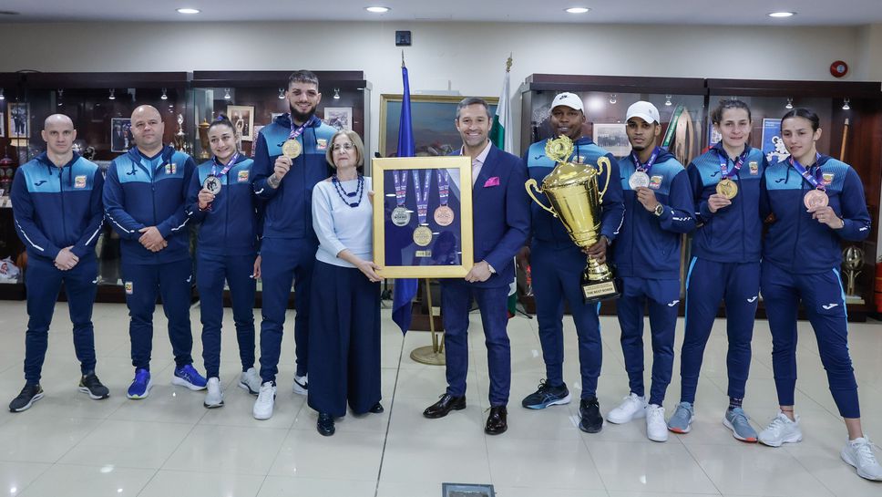 Шефът на бокса Красимир Инински дари комплект медали от Европейското на Музея на спорта