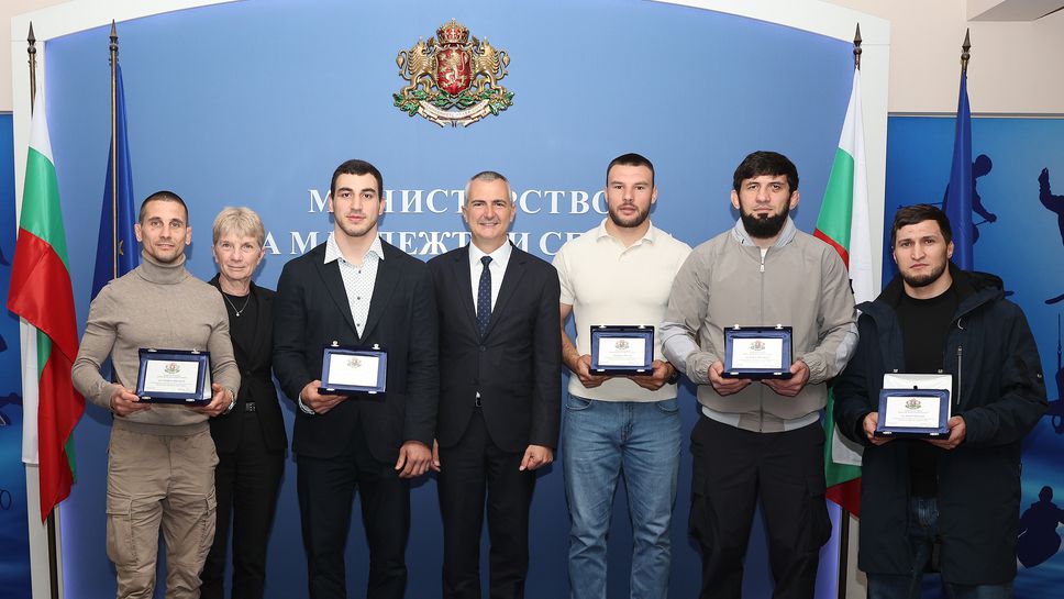 Министър Илиев награди медалистите от Европейското първенство по борба