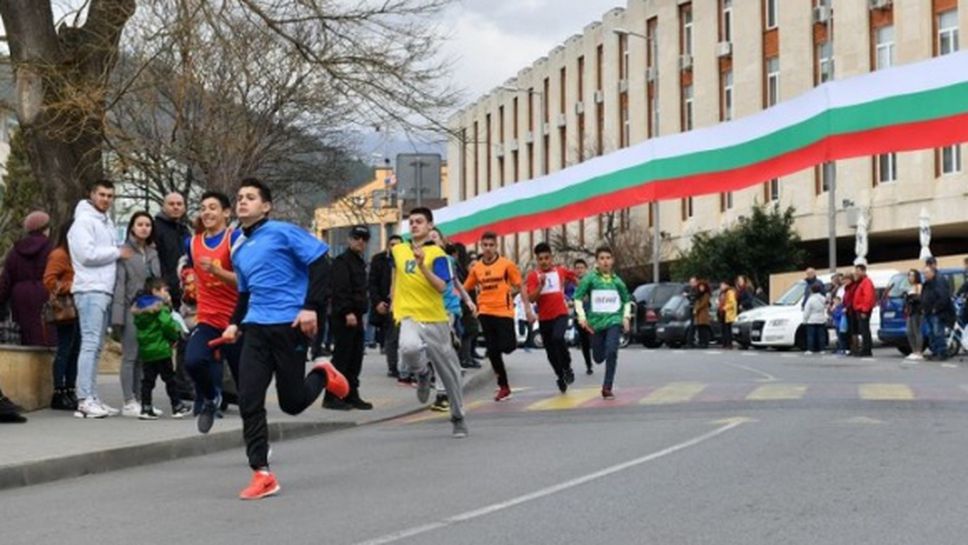 23 училищни отбори се включиха в 56-ото издание на лекоатлетическата щафета "Освободител" в Сливен