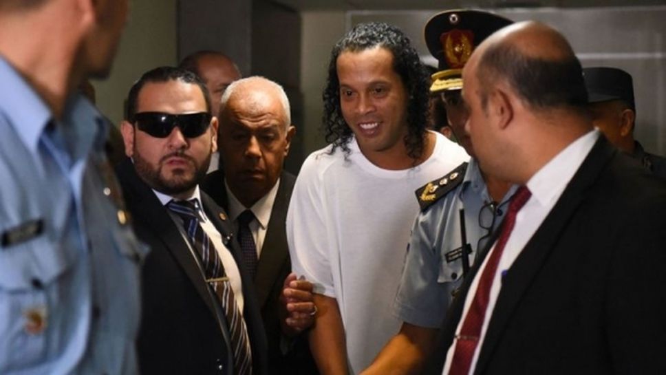 Роналдиньо и брат му отведени с белезници в съда
