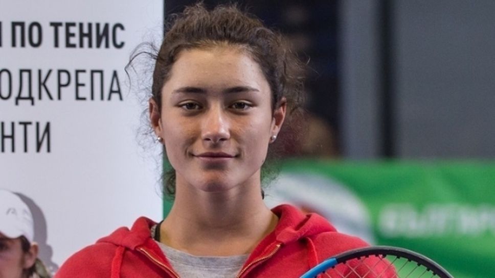Шаламанова се класира за полуфиналите на Държавното по тенис в зала, водачката в схемата отпадна