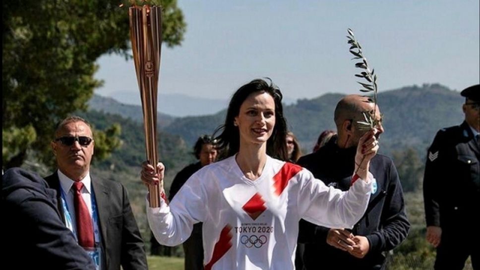 Мария Габриел пое факлата с Олимпийския огън, който беше запален в Гърция