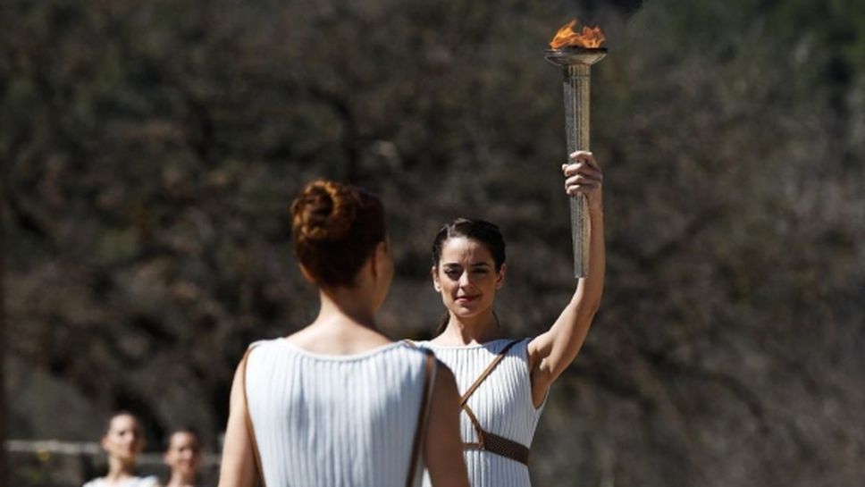 Гърция спря щафетата с олимпийския огън