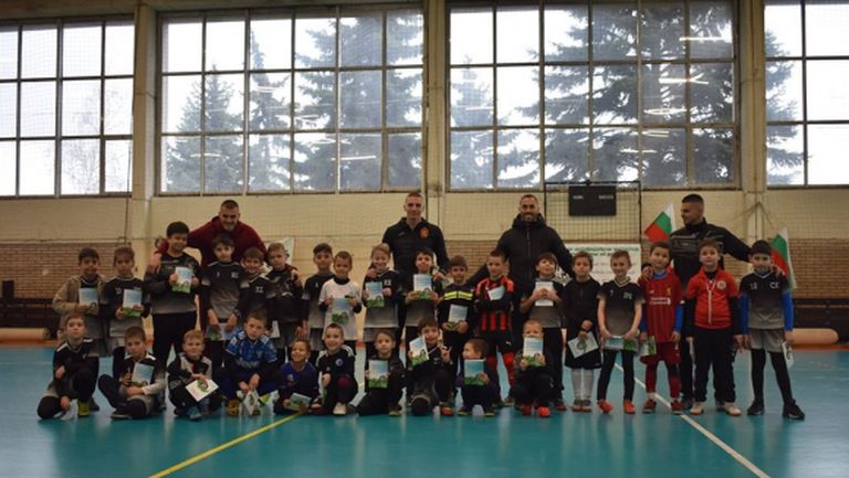 Футболни национали събраха 1000 лв. за площадка за деца с увреждания