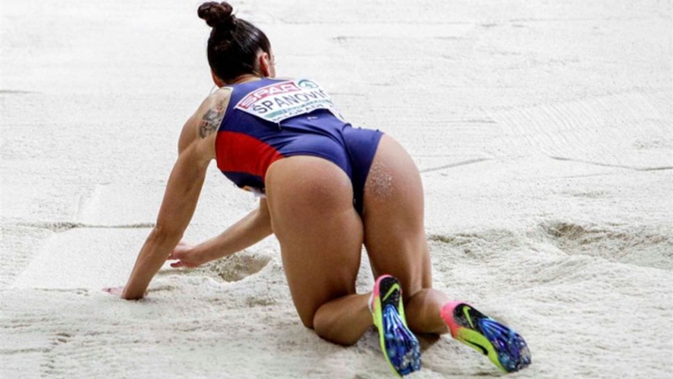 Шпанович и гаджето й горещи във фитнеса