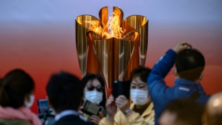 Десетки хиляди се стекоха да видят олимпийския огън в Япония