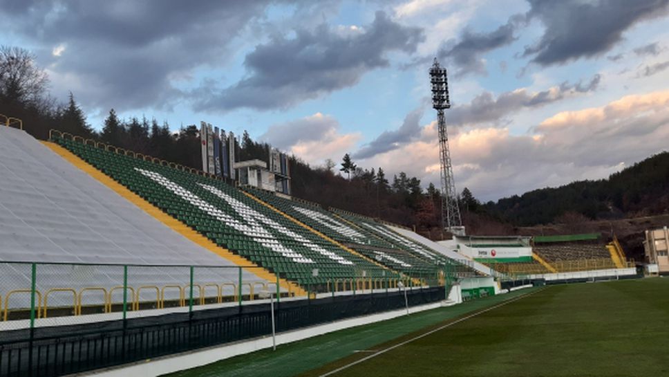 Продължава ремонтът на стадиона в Благоевград