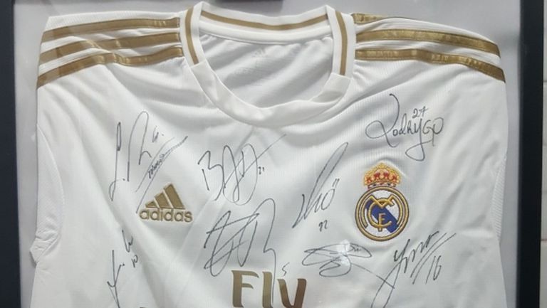 Благотворителният търг с уникална фланелка на Реал Мадрид продължава