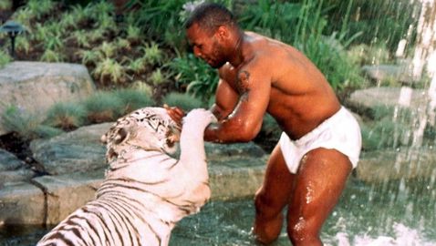 Майк Тайсън разказа как един от тигрите му разкъсал ръката на жена
