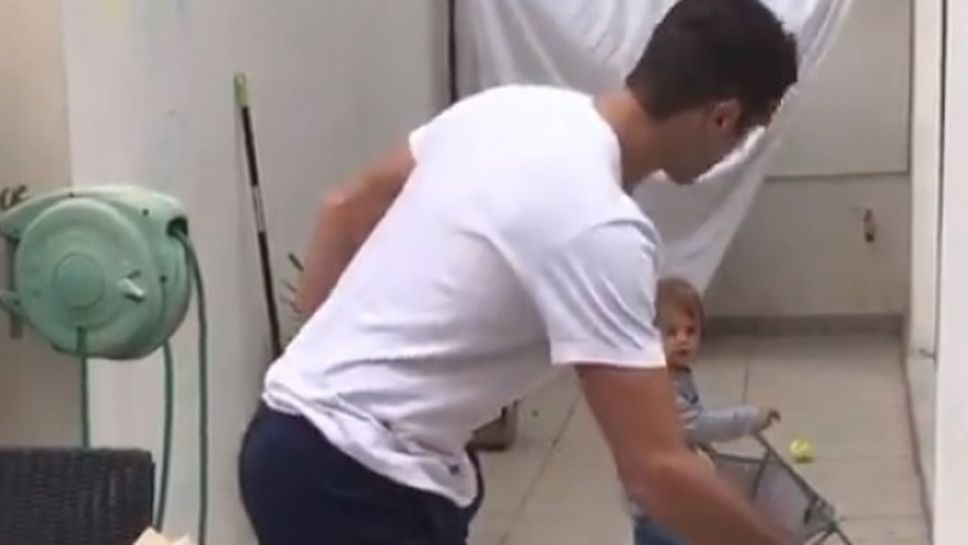 Тенисист разтопи интернет с тренировка с малкия си син (видео)